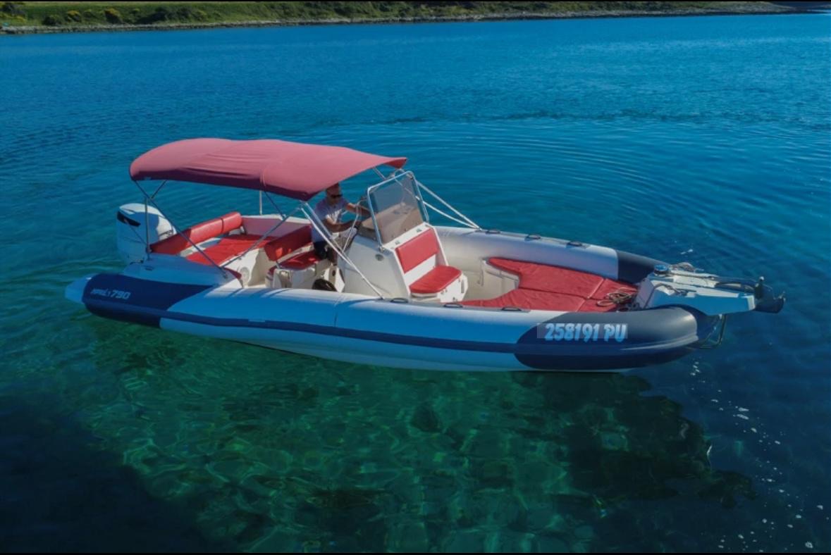 Speedboat charter anchored in a turquoise bay